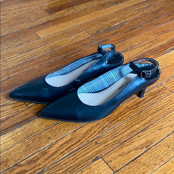 Maurice’s black pointy toe sling back kitten heels - Picture 2 of 4